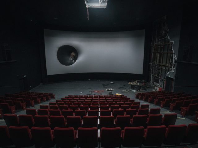 Экран IMAX с повреждением после инцидента в Хабаровске
