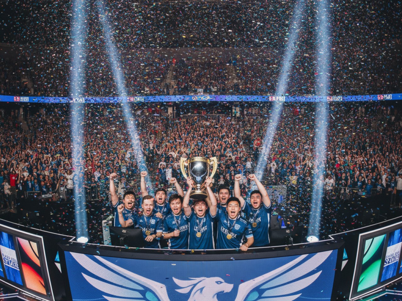 Команда Team Spirit празднует победу на The International