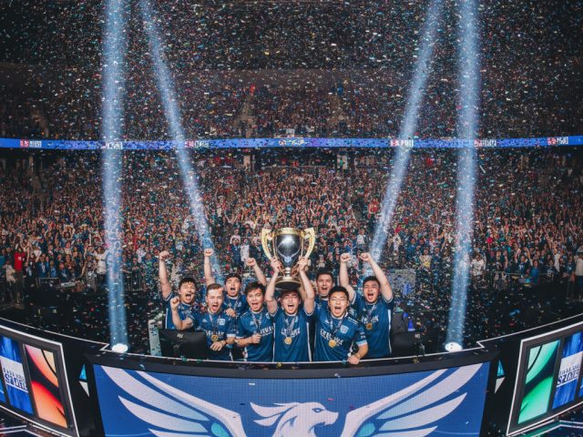 Команда Team Spirit празднует победу на The International