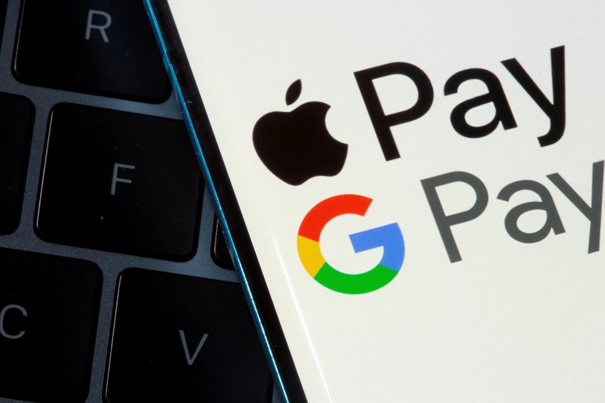 Логотипы Apple Pay и Google Pay на фоне флага Узбекистана