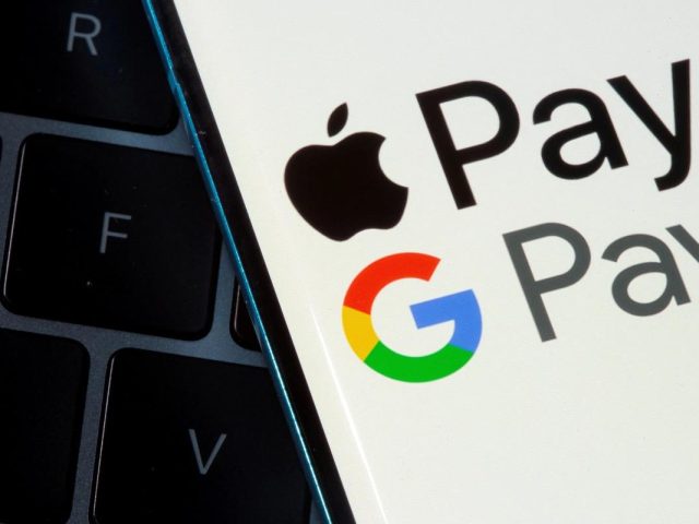 Логотипы Apple Pay и Google Pay на фоне флага Узбекистана