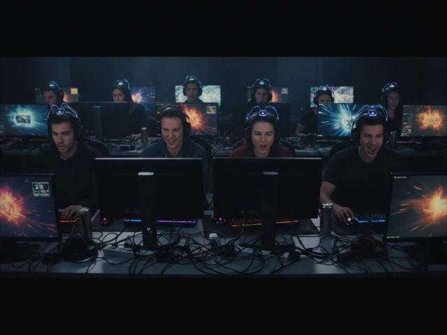 Игроки за компьютером, играющие в Dota 2 и CS2