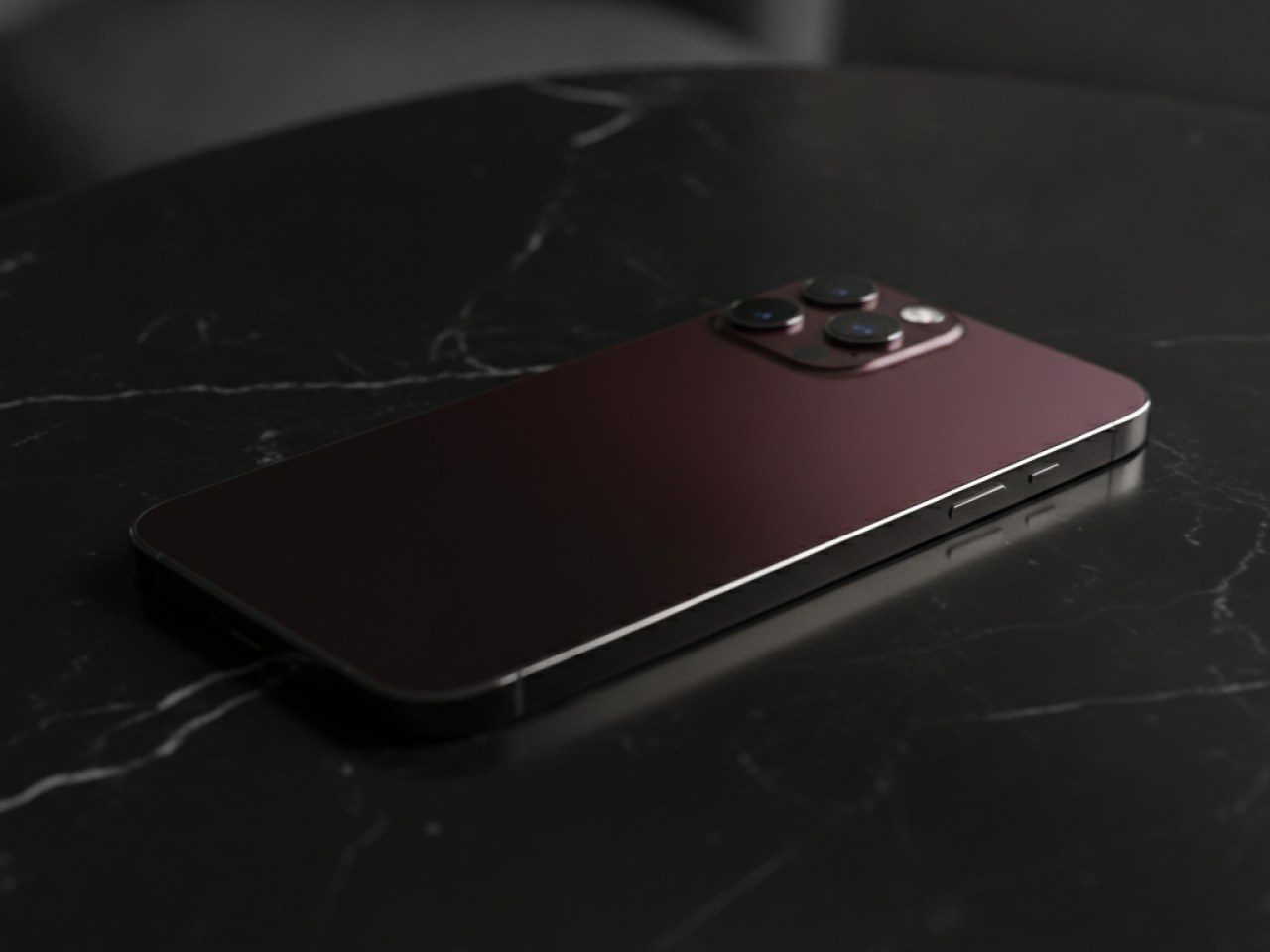 Тёмно-вишнёвый iPhone 18 Pro на фоне современных технологий
